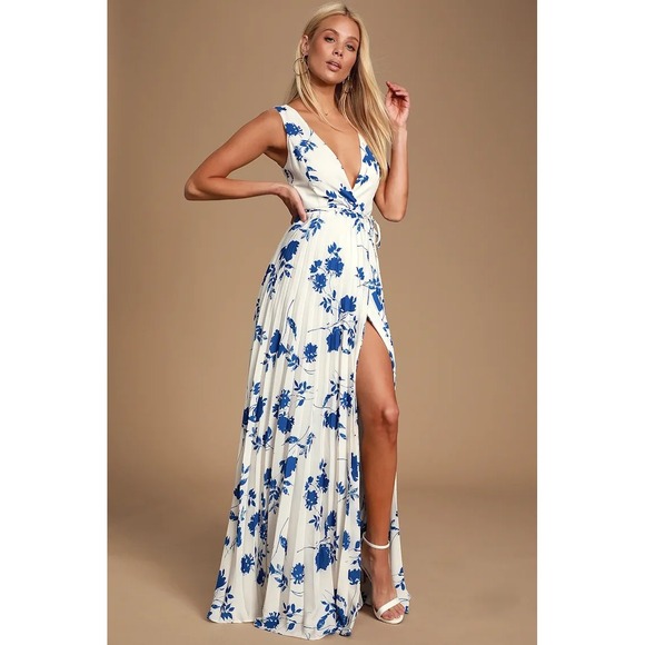 Lulus Dresses & Skirts - Lulu's Lindsie Blue Floral‎ Maxi Dress Pleated Sleeveless Ivory Blue Size M
